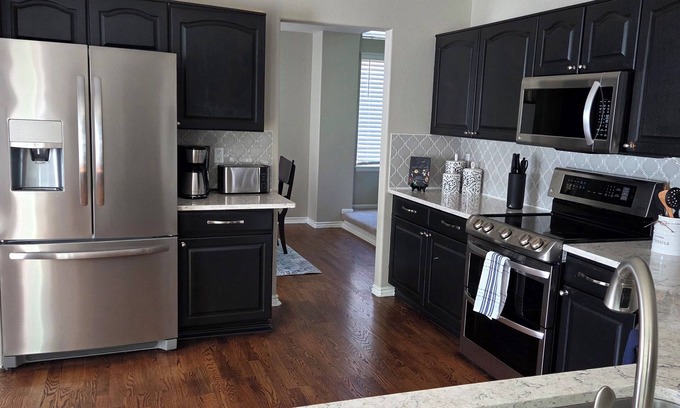 Aurora House | Spacious 4-bedroom house in a charming city of Aurora.