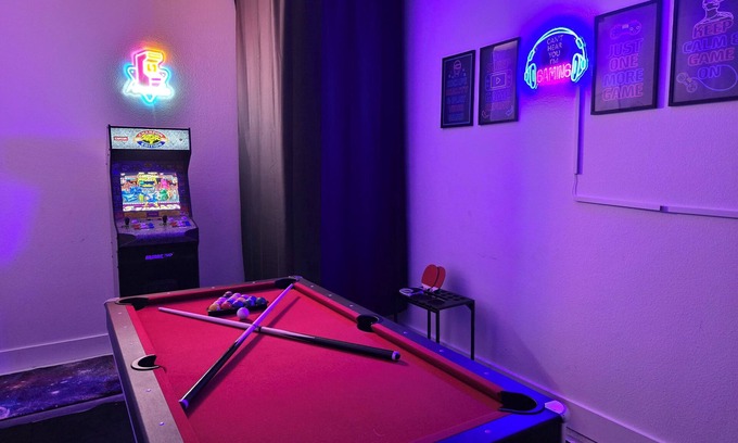 West Dallas House | Spacious 4-bedroom house with, Gameroom, Backyard, WiFi, AC in fabulous Dallas