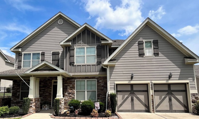 Evans House | Spacious 4-bedroom house in golf course neighborhood, sleeps 8+