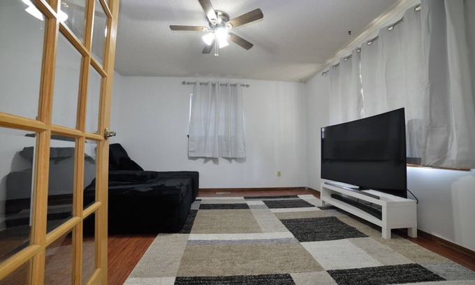 Norman House | Spacious 4-bedroom house with WiFi, AC swimming pool in charming Norman