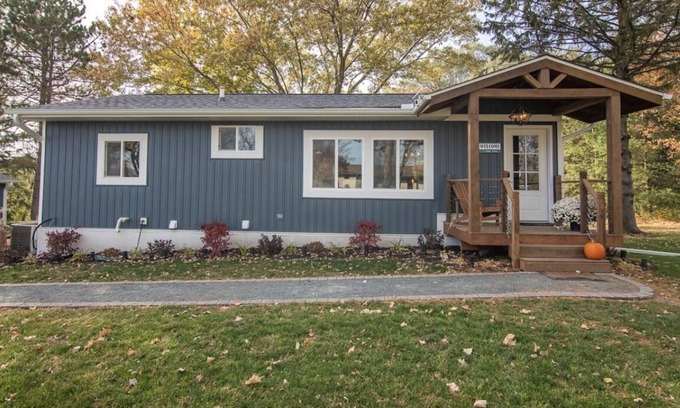 Luck House | Spacious 4 bedroom Lake View Cottage with another Cabin down street!