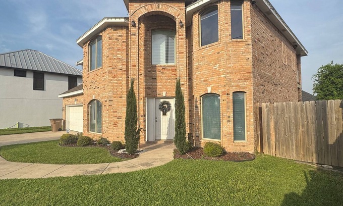 Edinburg House | Spacious 4-Bedroom Luxurious House in Edinburg with Full Amenities