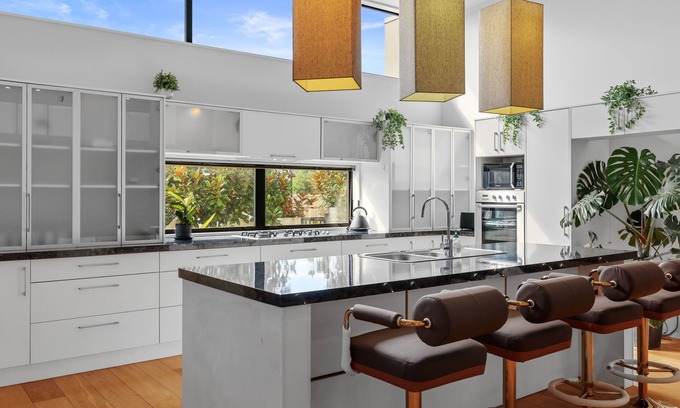 Riccarton House | Spacious 4 Bedroom House with cafe next door