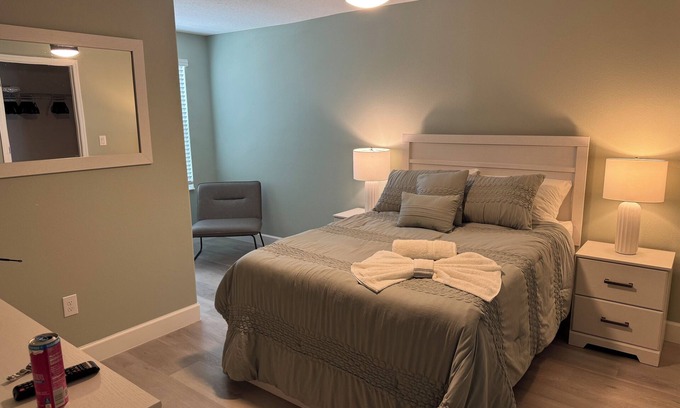 Palm River-Clair Mel House | Spacious 4-bedroom townhome with WiFi, AC in charming Tampa