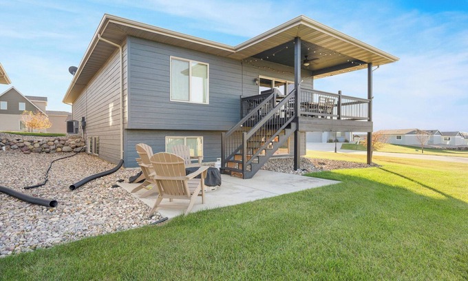 Spirit Lake House | Spacious 4-bedroom House close to Outdoor Pool