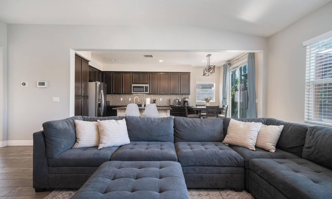 Bakersfield House | Spacious 4 Bedroom Haven