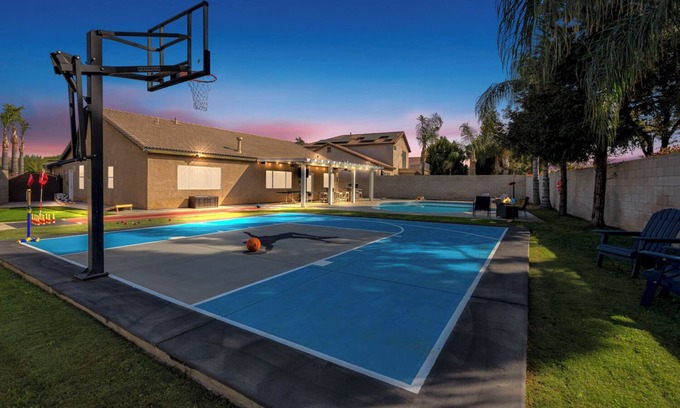 Greenacres House | Spacious 4-bedroom house with Pool, Fun BackYard & Amazing Game Room