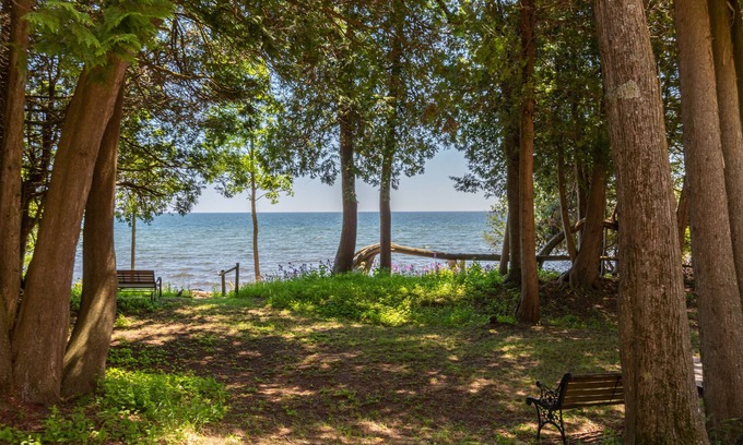 Rowleys Bay House | Spacious 4 bedroom Lakefront Home on Rowleys Bay!