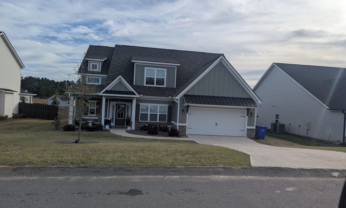 Langley House | Spacious 4-bedroom house with WiFi and AC 20 minutes from the masters!