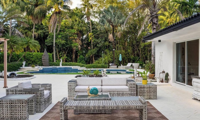 Sunrise Villa | Spacious 4-bedroom villa with Pool + Hot Tub + Spacious Garden