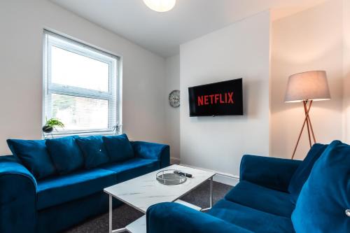 Southampton House | Spacious 4 Bedrooms-Sleeps 8-Long Term Disc-Driveway