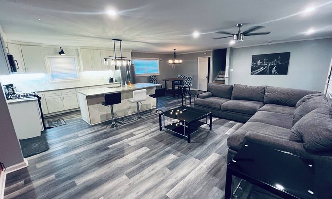 College Park House | Spacious 4 BR 3 Full Bath House Near Airport & Shopping!