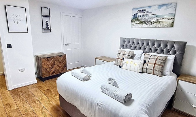 Manchester House | Spacious 4-Bed Home, Free Driveway Parking, 7 Minutes to Manchester City Centre