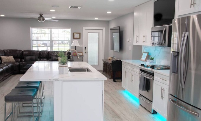 Pompano Beach House | Spacious 4‑Room Group Retreat Sleeps 12 w/Hot Tub, EV Charging