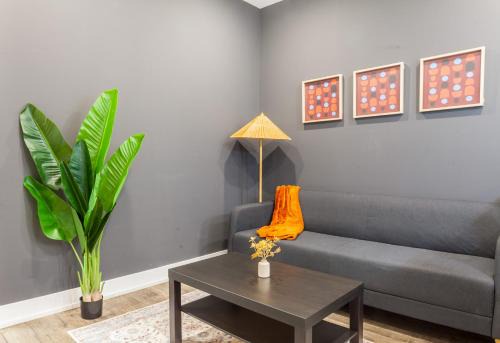 North Philadelphia East Apartment | Spacious 4bed 3bath Wdparkingsleeps10yard