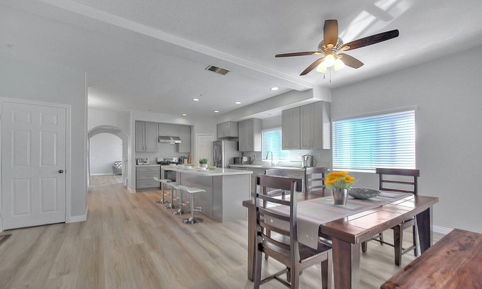 San Bernardino County House | Spacious 4BR 3.5BA house/Near Ontario Airpot/Disneyland/Claremont College