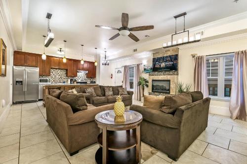 Faubourg Lafayette Apartment | Spacious 4BR City Condo steps from St Charles Ave