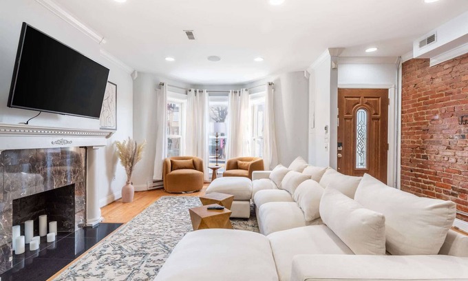 Bloomingdale House | Spacious 4BR DC Townhouse with Jet tub & Parking