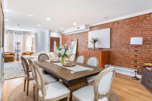 Bloomingdale Apartment | Spacious 4BR DC Townhouse with Jet tub & Parking