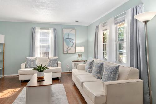 North Raleigh House | Spacious 4BR House Sleeps 9 Outdoor Lounge with Fire Pit plus Games