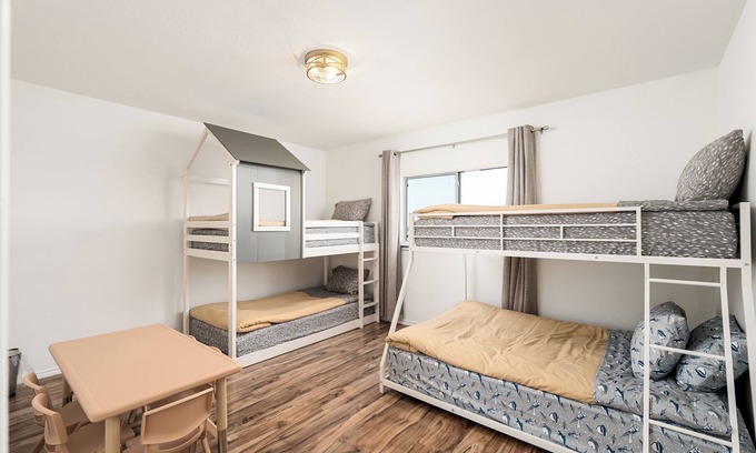 Southside Apartment | Spacious 4BR w Game Room - 15 min to Seaworld