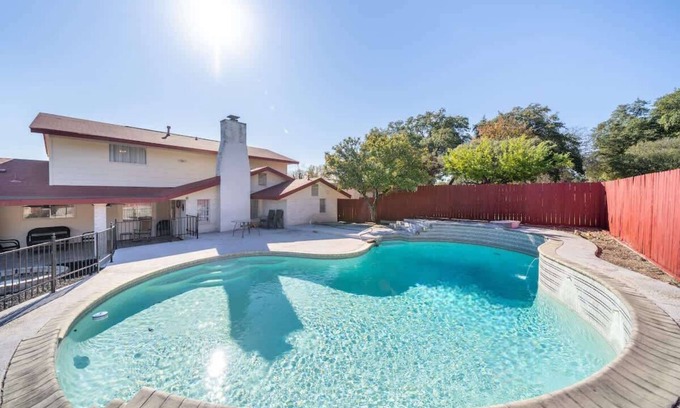 Medical Center District House | Spacious 4BR with Private Pool, Near Six Flags