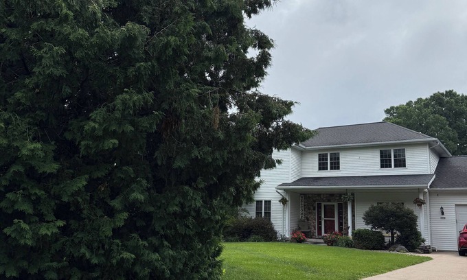 Butte Des Morts House | Spacious 5-bdrm house with WiFi, fitness room in amazing Oshkosh great for EAA!