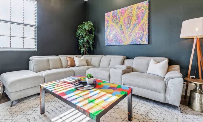 West Riverside House | Spacious 5 Bed / 3 Bath Near St. Charles!