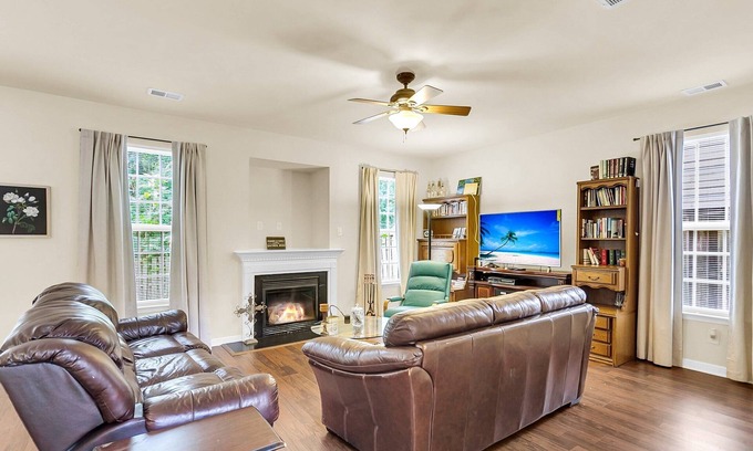 Lincolnville House | Spacious 5-bed, 3-bath home in excellent location
