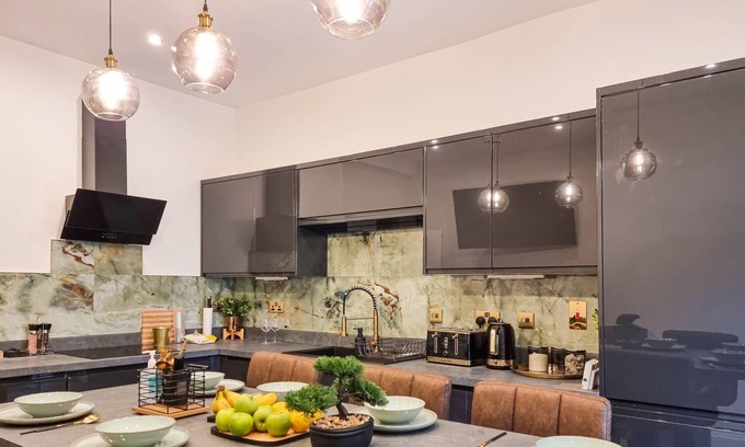 Manchester House | Spacious 5-Bed Home with Large Garden