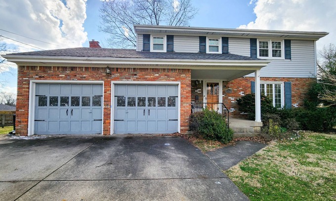 Buechel House | Spacious 5 Bed King Suite Renovated Home In Louisville Near Park Airport and DT