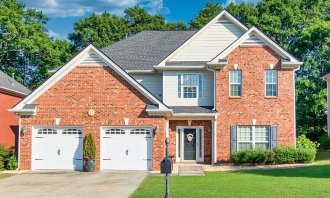 Loganville House | Spacious 5 Bed Private Hot Tub Pool Table