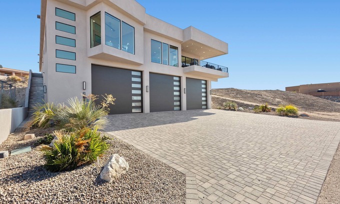 Lake Havasu City House | Spacious 5-bedroom 5 bathroom estate with beautiful Lake view and private pool