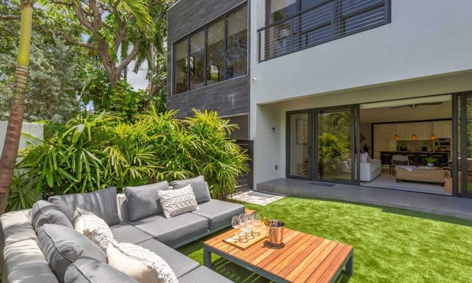 Colee Hammock House | Spacious 5-bedroom Modern Mansion in las olas Fort Lauderdale/sleeps 12