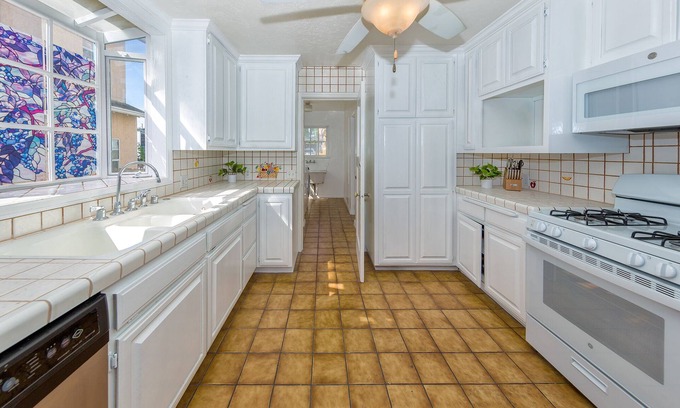 Carthay Circle House | Spacious 5-Bedroom Residence in Prestigious Beverlywood