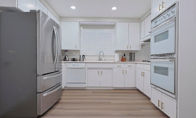 Upland House | Spacious 5-bedroom 2-bathroom house with AC and WiFi in marvelous Upland