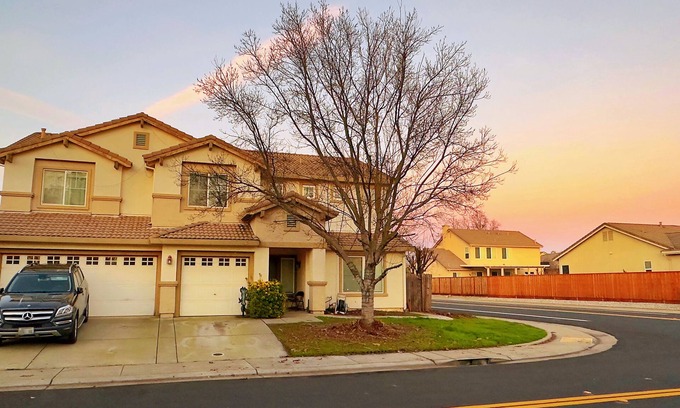 Elk Grove House | Spacious 5-bedroom 3-bath house in delightful Elk Grove