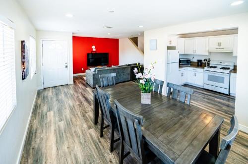 Los Angeles Apartment | Spacious 5 Bedroom 3 Bath Home for Large Groups By DT LA