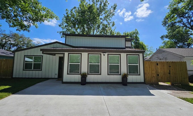 Kempwood House | Spacious 5-bedroom 4 Full Bathroom Newly Remodeled Home