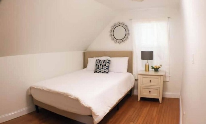 Lynn Apartment | Spacious 5-bedroom apartment with AC, WiFi in pleasant Lynn