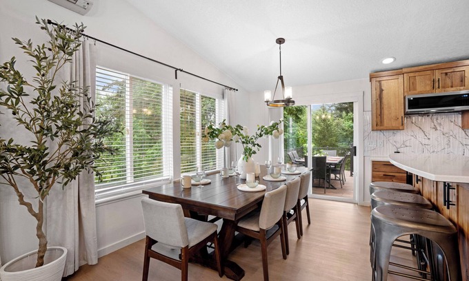 Carver Other | Spacious 5-bedroom farmhouse with WiFi and AC in enchanting Vancouver