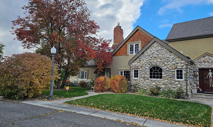 Butte House | Spacious 5 Bedroom, family-friendly home on Stunning Golf Course In Butte, MT