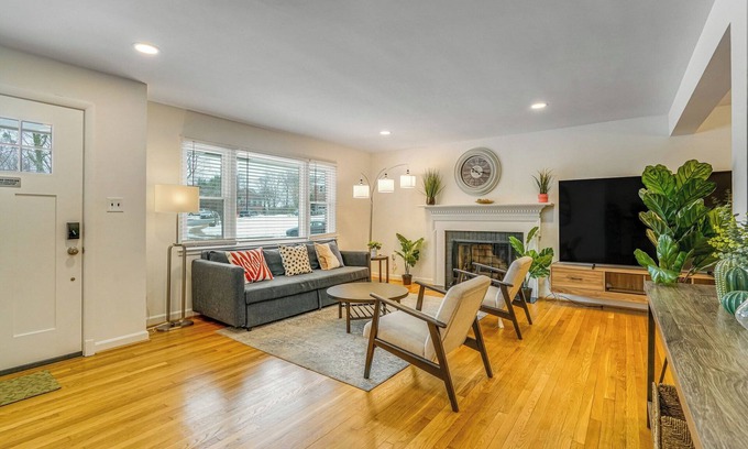 Alexandria West House | Spacious 5-bedroom house with AC, WiFi in delightful Alexandria
