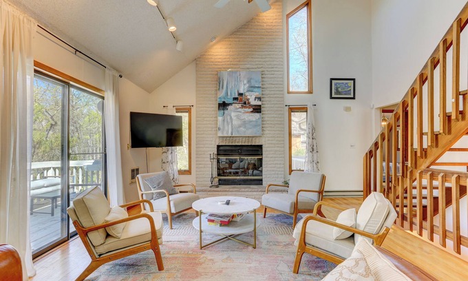 Bushkill House | Spacious 5-bedroom house in Saw Creek estates with lots of room for fun