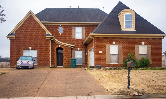 Southaven House | Spacious 5-bedroom house with WiFi, AC and parking in peaceful Southaven.