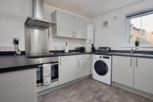 Sheffield House | Spacious 5-Bedroom Home With Parking Space