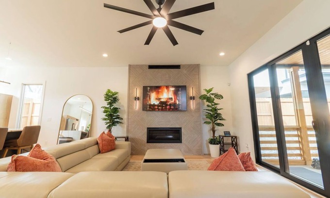Edgewood House | Spacious 5-Bedroom home w/Free Parking, Rooftop Deck 5 minutes from DT Atlanta