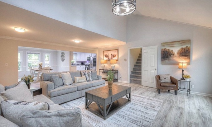 Columbia House | Spacious 5 bedroom house in serene Columbia with WiFi, AC