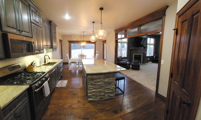 De Pere House | Spacious 5 bedroom house on quiet cul-de-sac in De Pere, WI.