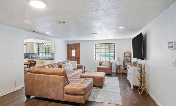 Escalon House | Spacious 5-bedroom house in enjoyable Escalon with WiFi, AC